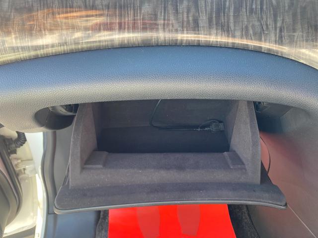 【グローブボックス】リラックスしてご商談綯い様をご検討頂けるよう、商談スペースをご用意しております。大型テレビも準備しておりますので、作業待ち時間でも退屈しません。