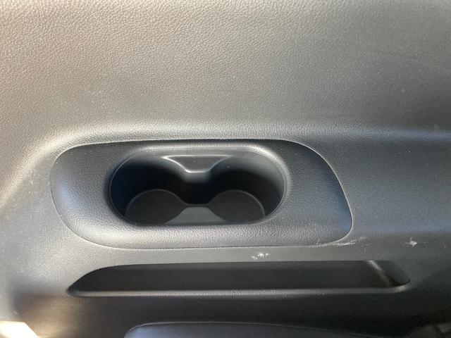 【部座席ドリンクホルダー・収納】すぐ手が届く範囲にドリンクホルダーがあると大変便利ですね♪