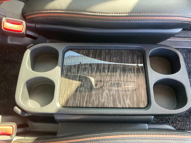 ２列目横にテーブルが付いているので便利ですね。