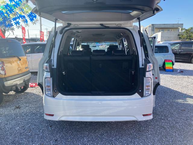 【後方全体】天井は高さがあるので圧迫感もなく、広くてとても綺麗です。