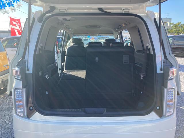 【アームレスト】アームレストに腕を乗せることによって負担を軽減し、運転姿勢を安定させる効果を期待できます！疲労軽減による集中力・注意力の維持にもつながり、安全運転をサポートして便利ですね♪