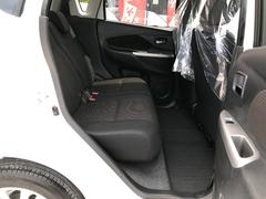 リアシートの一枚です♪リアシートもとても綺麗です。背もたれが倒れます。フラットになるので段差なくトランクから荷物が載せれます。当社は女性スタッフも多数おり女性ならではの目線で清掃を行っております★ 5