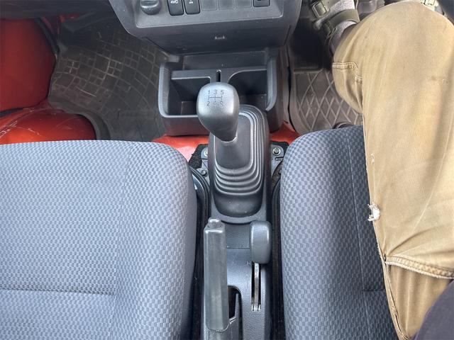 ハイゼットトラック ジャンボ　４ＷＤ　軽トラック　ＭＴ　ナビ　ＴＶ　キーレスエントリー　エアコン　パワーウィンドウ　運転席エアバッグ　助手席エアバッグ　ミュージックプレイヤー接続可　ＬＥＤヘッドランプ（6枚目）
