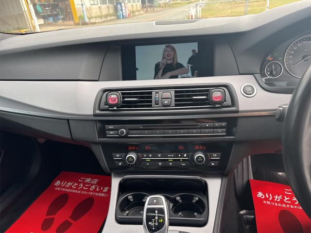 5シリーズ 528iツーリング Mスポーツパッケージ ETC クリアランスソナー オートクルーズコントロール バックカメラ ナビ TV アルミホイール HID サンルーフ AT シートヒーター スマートキー 電動格納ミラー 盗難防止システム パワーシート(3枚目)