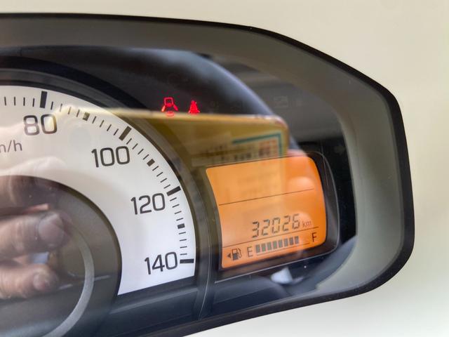 アルト ＶＰ　５速ミッション車　走行距離３２，０２６Ｋｍ　キーレス　エアバッグ　ヘッドライトレベライザー　ＡＭ／ＦＭラジオ　エアコン　パワステ　５ドア車　積載量２００Ｋｇ（12枚目）