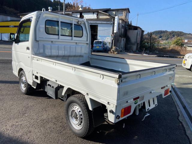 キャリイトラック ＫＣエアコン・パワステ農繁仕様　５速ＭＴ　４ＷＤ　デフロック　３方開　荷台ゴムマット　作業灯　テールゲートチェーン付　ヘッドライトレベライザー　ＦＭ／ＡＭラジオ（6枚目）