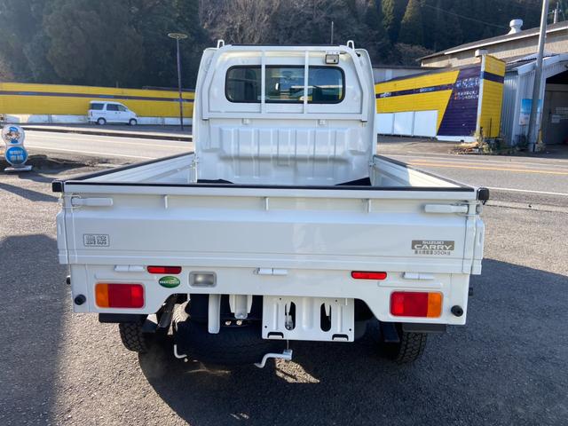 キャリイトラック ＫＣエアコン・パワステ農繁仕様　５速ＭＴ　４ＷＤ　デフロック　３方開　荷台ゴムマット　作業灯　テールゲートチェーン付　ヘッドライトレベライザー　ＦＭ／ＡＭラジオ（7枚目）