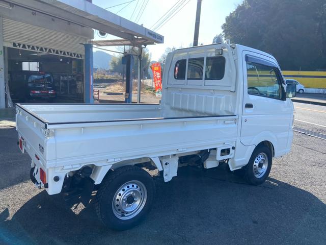 キャリイトラック ＫＣエアコン・パワステ農繁仕様　５速ＭＴ　４ＷＤ　デフロック　３方開　荷台ゴムマット　作業灯　テールゲートチェーン付　ヘッドライトレベライザー　ＦＭ／ＡＭラジオ（8枚目）