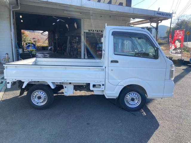 キャリイトラック ＫＣエアコン・パワステ農繁仕様　５速ＭＴ　４ＷＤ　デフロック　３方開　荷台ゴムマット　作業灯　テールゲートチェーン付　ヘッドライトレベライザー　ＦＭ／ＡＭラジオ（9枚目）