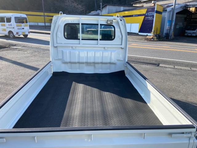 キャリイトラック ＫＣエアコン・パワステ農繁仕様　５速ＭＴ　４ＷＤ　デフロック　３方開　荷台ゴムマット　作業灯　テールゲートチェーン付　ヘッドライトレベライザー　ＦＭ／ＡＭラジオ（10枚目）