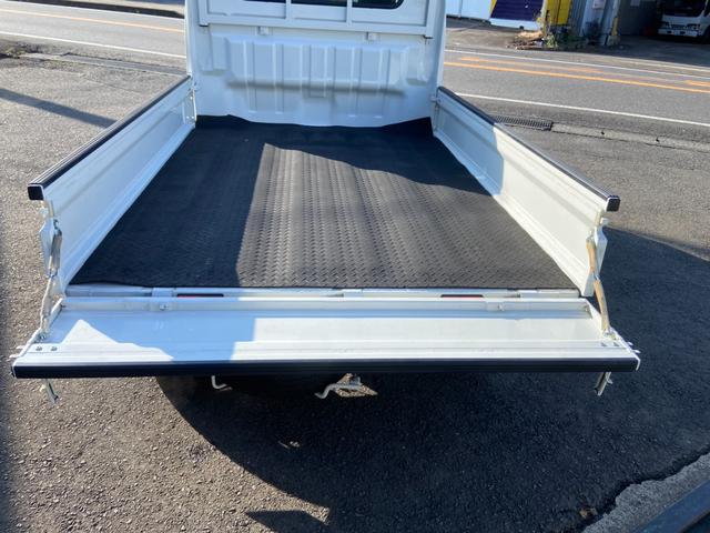 キャリイトラック ＫＣエアコン・パワステ農繁仕様　５速ＭＴ　４ＷＤ　デフロック　３方開　荷台ゴムマット　作業灯　テールゲートチェーン付　ヘッドライトレベライザー　ＦＭ／ＡＭラジオ（12枚目）