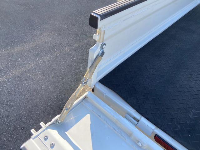 キャリイトラック ＫＣエアコン・パワステ農繁仕様　５速ＭＴ　４ＷＤ　デフロック　３方開　荷台ゴムマット　作業灯　テールゲートチェーン付　ヘッドライトレベライザー　ＦＭ／ＡＭラジオ（13枚目）