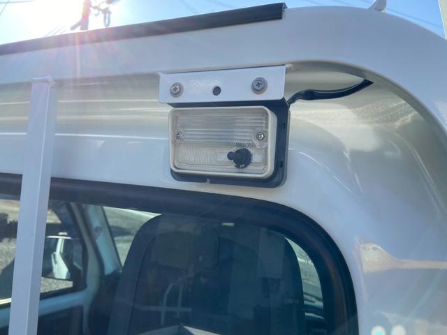 キャリイトラック ＫＣエアコン・パワステ農繁仕様　５速ＭＴ　４ＷＤ　デフロック　３方開　荷台ゴムマット　作業灯　テールゲートチェーン付　ヘッドライトレベライザー　ＦＭ／ＡＭラジオ（14枚目）