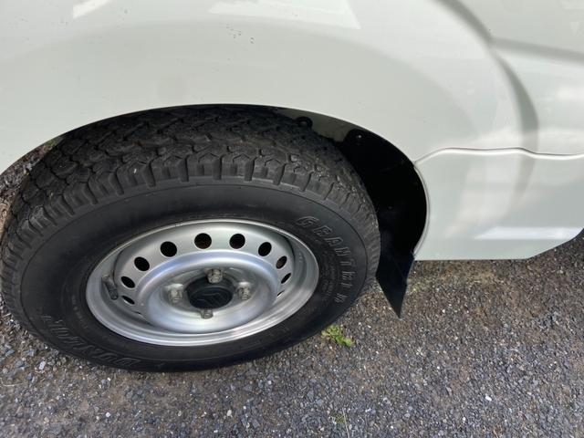 キャリイトラック ＫＣエアコン・パワステ農繁仕様　５速ＭＴ　４ＷＤ　デフロック　３方開　荷台ゴムマット　作業灯　テールゲートチェーン付　ヘッドライトレベライザー　ＦＭ／ＡＭラジオ（15枚目）