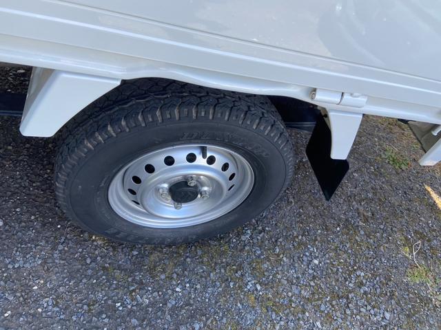 キャリイトラック ＫＣエアコン・パワステ農繁仕様　５速ＭＴ　４ＷＤ　デフロック　３方開　荷台ゴムマット　作業灯　テールゲートチェーン付　ヘッドライトレベライザー　ＦＭ／ＡＭラジオ（16枚目）
