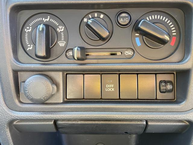 キャリイトラック ＫＣエアコン・パワステ農繁仕様　５速ＭＴ　４ＷＤ　デフロック　３方開　荷台ゴムマット　作業灯　テールゲートチェーン付　ヘッドライトレベライザー　ＦＭ／ＡＭラジオ（21枚目）