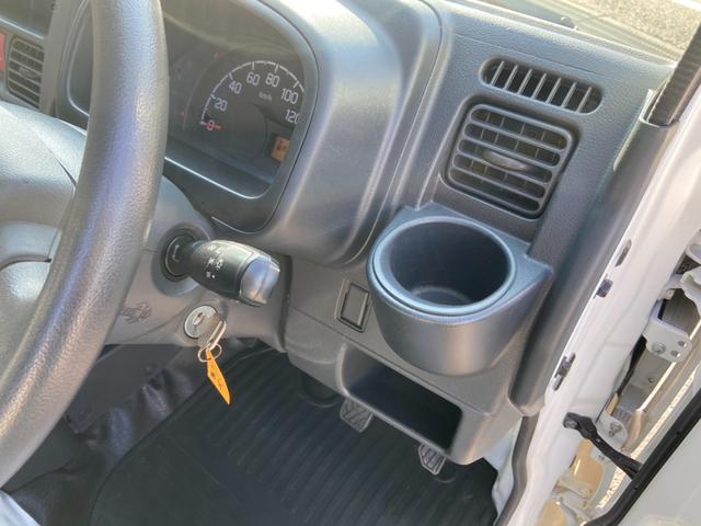 キャリイトラック ＫＣエアコン・パワステ農繁仕様　５速ＭＴ　４ＷＤ　デフロック　３方開　荷台ゴムマット　作業灯　テールゲートチェーン付　ヘッドライトレベライザー　ＦＭ／ＡＭラジオ（22枚目）