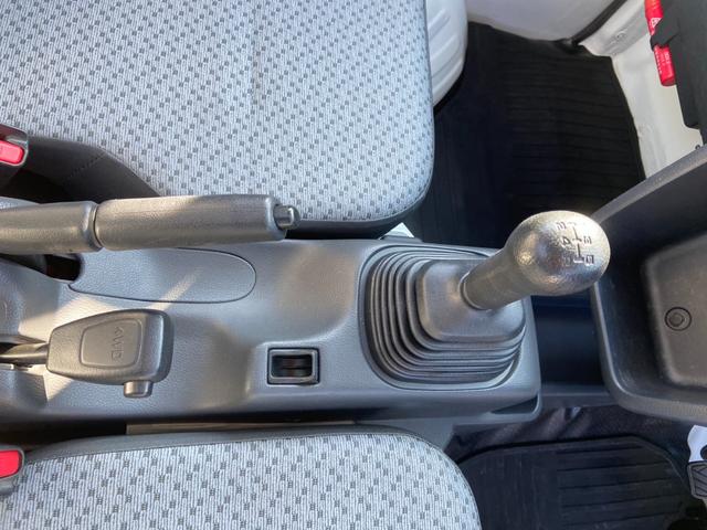 キャリイトラック ＫＣエアコン・パワステ農繁仕様　５速ＭＴ　４ＷＤ　デフロック　３方開　荷台ゴムマット　作業灯　テールゲートチェーン付　ヘッドライトレベライザー　ＦＭ／ＡＭラジオ（23枚目）