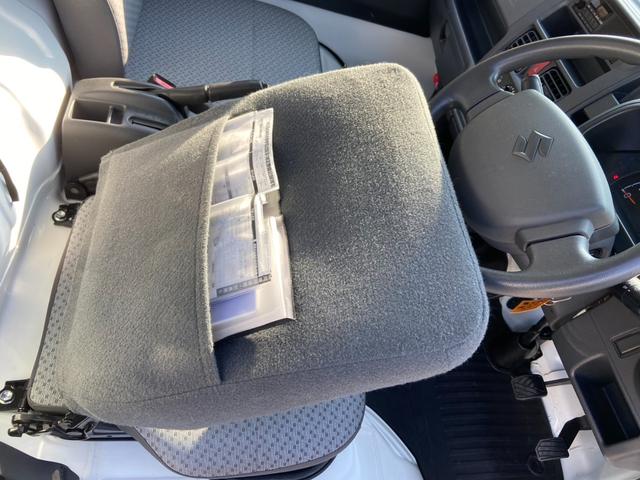 キャリイトラック ＫＣエアコン・パワステ農繁仕様　５速ＭＴ　４ＷＤ　デフロック　３方開　荷台ゴムマット　作業灯　テールゲートチェーン付　ヘッドライトレベライザー　ＦＭ／ＡＭラジオ（25枚目）