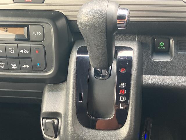 シフトレバー。ぜひ一度お客様の目で確認してください。