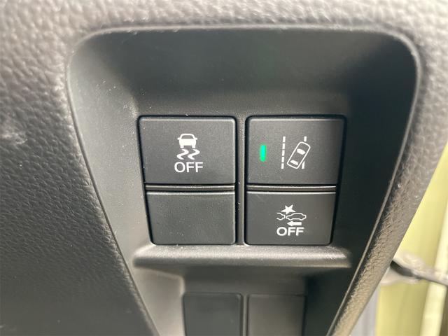 【レーンアシスト】走行中にカメラで車線を認識し、車線を逸脱しそうなときに警報を発したり、さらに進んでステアリング補正を行ったりする機能。