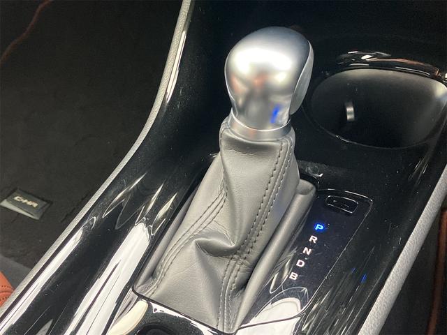 必ず使用するシフトレバー。確りと確認したいですね。