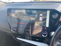 全周囲カメラとセンサーは狭い場所でも安心して駐車できるようにサポート。タッチスクリーンの表示と音で障害物との距離を確認できます。車幅感覚に慣れていない方や駐車の苦手な方には必見の装備といえます♪ 7