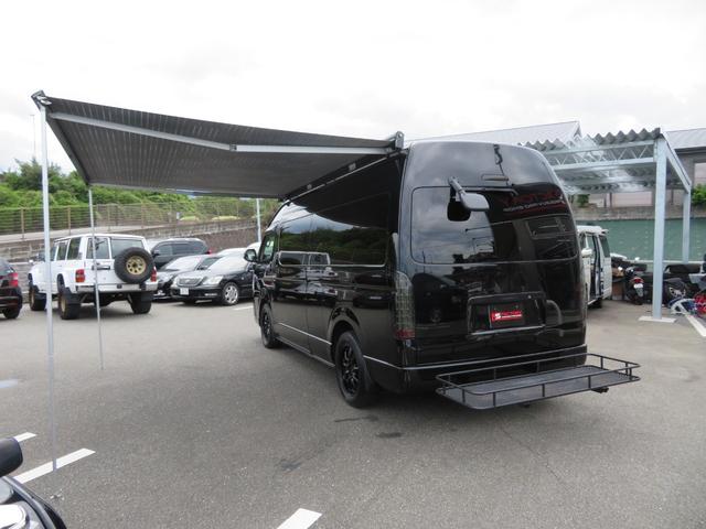 キャンパー特装車 4WD 8人乗りキャンピング登録車 サイドタープ パワースライドドア BRIDEシート 純正HIDヘッドライト 17インチAW ボンネット 地デジナビ フリップダウンモニター(3枚目)