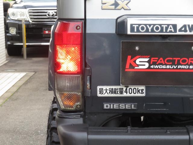 ランドクルーザー７０ ＺＸ　ユーザー買取車　７６フェイス　約６インチＵＰ　足回り公認済　ランチョショック　ＬＥＤヘッドライト　社外１５インチＡＷ　ジオランダーＭＴタイヤ　ヒッチメンバー　前後社外スピーカー　サンルーフ（36枚目）