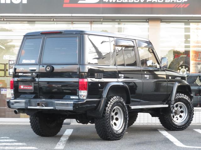 ランドクルーザープラド SXワイド 当社ユーザー買取車 全塗装済黒 新品グリル 社外レンズ 2インチUP 社外ショック 社外AW MTタイヤ 社外マフラー ナルディハンドル シートカバー 社外ナビ Bカメラ ドラレコ ETC キーレス(6枚目)