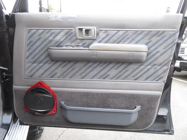 ランドクルーザープラド SXワイド 当社ユーザー買取車 全塗装済黒 新品グリル 社外レンズ 2インチUP 社外ショック 社外AW MTタイヤ 社外マフラー ナルディハンドル シートカバー 社外ナビ Bカメラ ドラレコ ETC キーレス(17枚目)