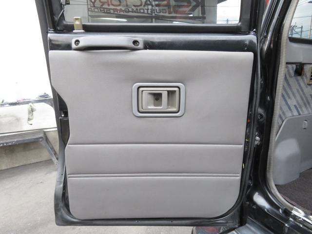 ランドクルーザープラド SXワイド 当社ユーザー買取車 全塗装済黒 新品グリル 社外レンズ 2インチUP 社外ショック 社外AW MTタイヤ 社外マフラー ナルディハンドル シートカバー 社外ナビ Bカメラ ドラレコ ETC キーレス(24枚目)