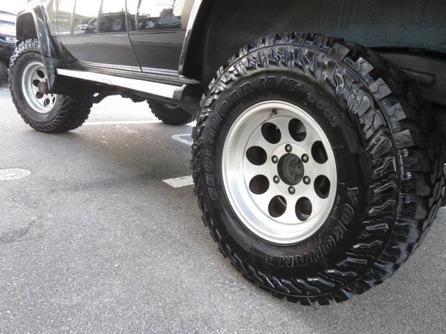 ランドクルーザープラド SXワイド 当社ユーザー買取車 全塗装済黒 新品グリル 社外レンズ 2インチUP 社外ショック 社外AW MTタイヤ 社外マフラー ナルディハンドル シートカバー 社外ナビ Bカメラ ドラレコ ETC キーレス(25枚目)