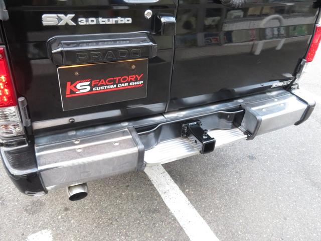 ランドクルーザープラド SXワイド 当社ユーザー買取車 全塗装済黒 新品グリル 社外レンズ 2インチUP 社外ショック 社外AW MTタイヤ 社外マフラー ナルディハンドル シートカバー 社外ナビ Bカメラ ドラレコ ETC キーレス(36枚目)