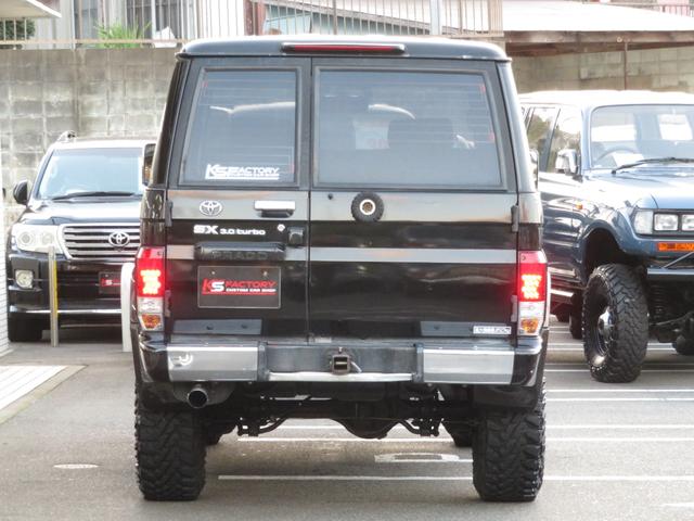 ランドクルーザープラド SXワイド 当社ユーザー買取車 全塗装済黒 新品グリル 社外レンズ 2インチUP 社外ショック 社外AW MTタイヤ 社外マフラー ナルディハンドル シートカバー 社外ナビ Bカメラ ドラレコ ETC キーレス(40枚目)