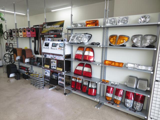 ランドクルーザープラド SXワイド 当社ユーザー買取車 全塗装済黒 新品グリル 社外レンズ 2インチUP 社外ショック 社外AW MTタイヤ 社外マフラー ナルディハンドル シートカバー 社外ナビ Bカメラ ドラレコ ETC キーレス(77枚目)