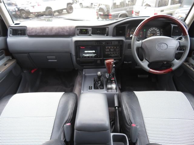 ランドクルーザー８０ ＶＸリミテッド　後期モデル　全塗装済　角目４灯ヘッドライト　３インチＵＰ　ブラッドレーＶ　ジオランダーＭＴタイヤ　左右２本出しマフラー　シートカバー　ＳＤナビ　バックカメラ　ドラレコ　ＥＴＣ　キーレス　ユーザー買取車（7枚目）