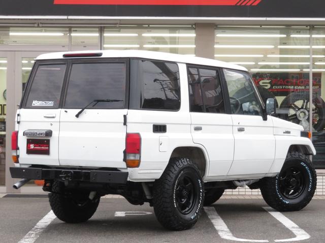 ランドクルーザー70 LX 中期モデル 新品同色全塗装 BJ用グリル 新品前後クロカンバンパー 純正車高 社外ショック 新品ブラッドレーV16インチAW 新品BFグッドリッチ製ATタイヤ 新品黒革調シートカバー 社外HDDナビ(6枚目)
