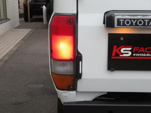 ランドクルーザー70 LX 中期モデル 新品同色全塗装 BJ用グリル 新品前後クロカンバンパー 純正車高 社外ショック 新品ブラッドレーV16インチAW 新品BFグッドリッチ製ATタイヤ 新品黒革調シートカバー 社外HDDナビ(21枚目)