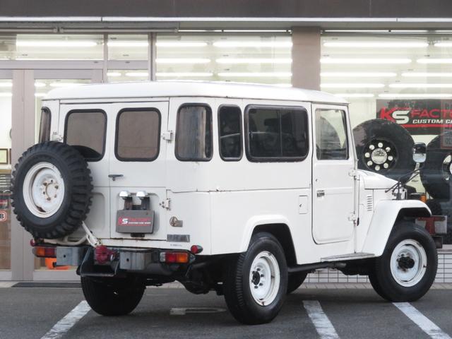 ランドクルーザー４０ 観音開　最終型ＢＪ４６Ｖ　５速ＭＴ　３Ｂエンジン　純正白０３３ピュアホワイト　ユーザー下取り車　パワステ付　タコメーター付　新品ミラー　フルノーマル　縞々シート正面付５人乗り　純正足回り　純正スチールホイール（6枚目）