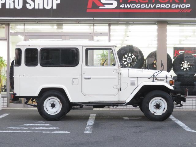 ランドクルーザー４０ 観音開　最終型ＢＪ４６Ｖ　５速ＭＴ　３Ｂエンジン　純正白０３３ピュアホワイト　ユーザー下取り車　パワステ付　タコメーター付　新品ミラー　フルノーマル　縞々シート正面付５人乗り　純正足回り　純正スチールホイール（8枚目）