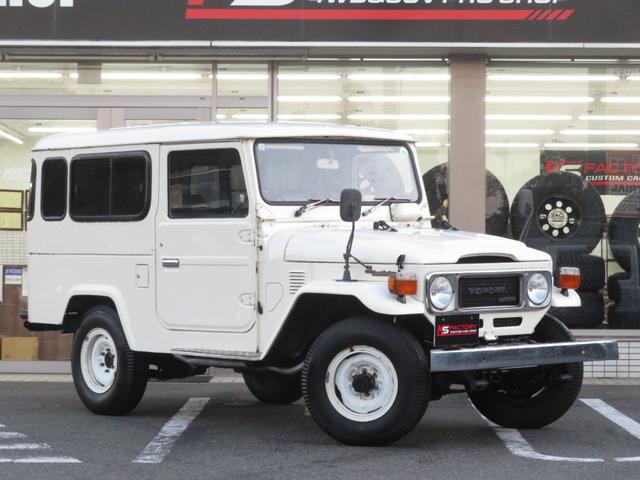 ランドクルーザー４０ 観音開　最終型ＢＪ４６Ｖ　５速ＭＴ　３Ｂエンジン　純正白０３３ピュアホワイト　ユーザー下取り車　パワステ付　タコメーター付　新品ミラー　フルノーマル　縞々シート正面付５人乗り　純正足回り　純正スチールホイール（10枚目）
