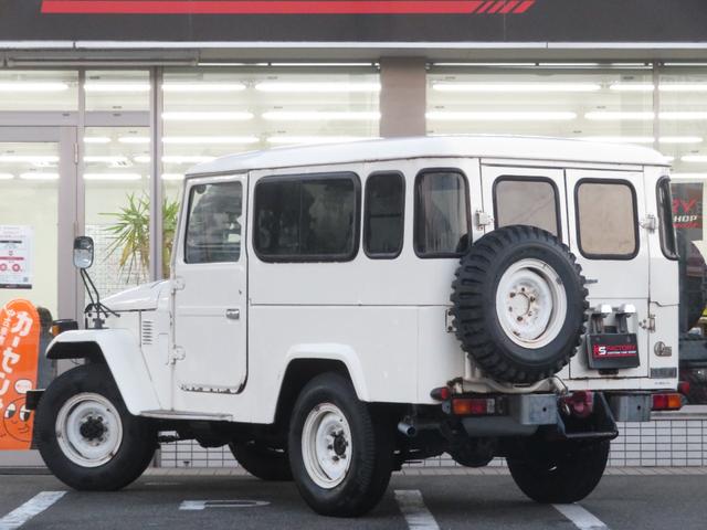 ランドクルーザー４０ 観音開　最終型ＢＪ４６Ｖ　５速ＭＴ　３Ｂエンジン　純正白０３３ピュアホワイト　ユーザー下取り車　パワステ付　タコメーター付　新品ミラー　フルノーマル　縞々シート正面付５人乗り　純正足回り　純正スチールホイール（11枚目）