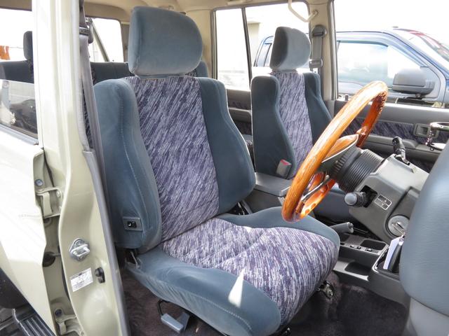 �l�ԍH�w�Ɋ�Â��݌v���ꂽ�V�[�g�́A�������̉^�]�ł���J�����܂�ɂ����\���ƂȂ��Ă���܂����O��X���C�h�A���N���C�j���O�@�\�͂������A�����Ă̊p�x�����܂ŕt���Ă��܂���