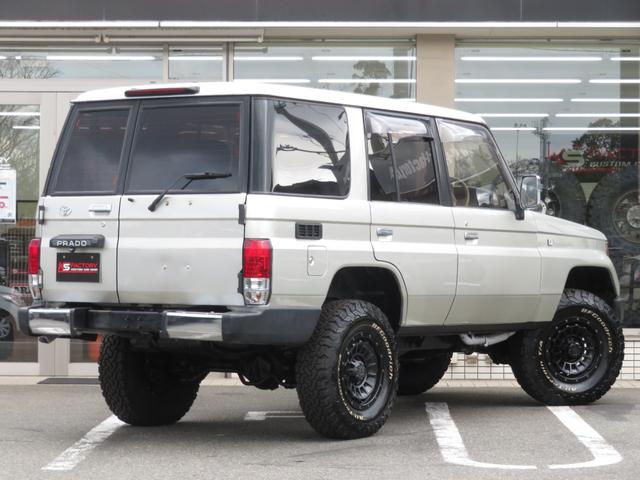 ランドクルーザープラド ＳＸワイド　後期モデル　同色全塗装済　ナロー仕様　新品クリスタルレンズ　２インチＵＰ　社外ショックアブソーバー　新品当社オリジナル１６インチＡＷ　新品ＢＦグッドリッチ製ＡＴタイヤ　社外ナビ　バックカメラ　ＥＴＣ（6枚目）