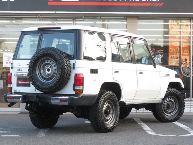 ランドクルーザー７０ ＺＸ　後期フロントコイルモデル　ナロー仕様　４ナンバー　輸出用グリル　純正車高　純正スチールホイール　ジオランダーＭＴタイヤ　サンルーフ　ウッドコンビハンドル　ウッドコンビシフト　リアヒーター　寒冷地仕様（6枚目）