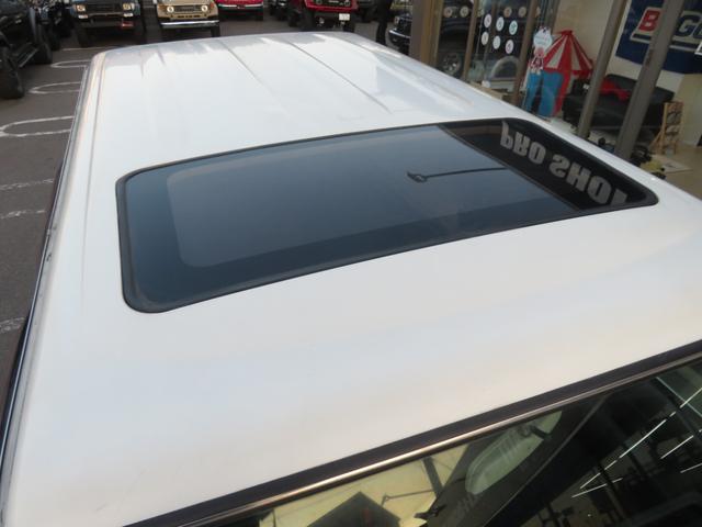 ランドクルーザー７０ ＺＸ　後期フロントコイルモデル　ナロー仕様　４ナンバー　輸出用グリル　純正車高　純正スチールホイール　ジオランダーＭＴタイヤ　サンルーフ　ウッドコンビハンドル　ウッドコンビシフト　リアヒーター　寒冷地仕様（11枚目）