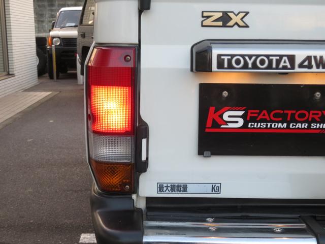 ランドクルーザー７０ ＺＸ　後期フロントコイルモデル　ナロー仕様　４ナンバー　輸出用グリル　純正車高　純正スチールホイール　ジオランダーＭＴタイヤ　サンルーフ　ウッドコンビハンドル　ウッドコンビシフト　リアヒーター　寒冷地仕様（13枚目）