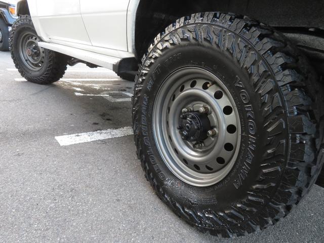 ランドクルーザー７０ ＺＸ　後期フロントコイルモデル　ナロー仕様　４ナンバー　輸出用グリル　純正車高　純正スチールホイール　ジオランダーＭＴタイヤ　サンルーフ　ウッドコンビハンドル　ウッドコンビシフト　リアヒーター　寒冷地仕様（17枚目）