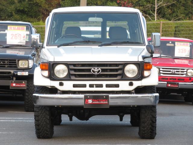 ランドクルーザー７０ ＺＸ　後期フロントコイルモデル　ナロー仕様　４ナンバー　輸出用グリル　純正車高　純正スチールホイール　ジオランダーＭＴタイヤ　サンルーフ　ウッドコンビハンドル　ウッドコンビシフト　リアヒーター　寒冷地仕様（18枚目）